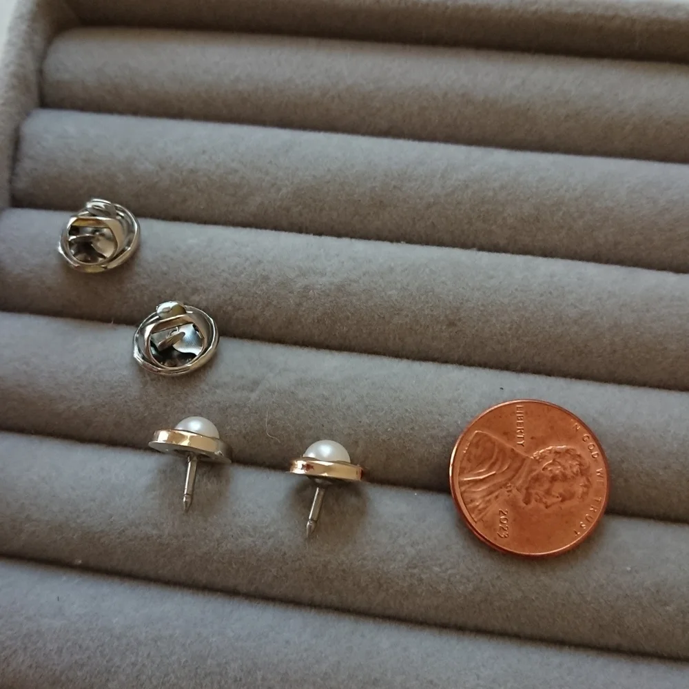 Faux pearl brooch/pins